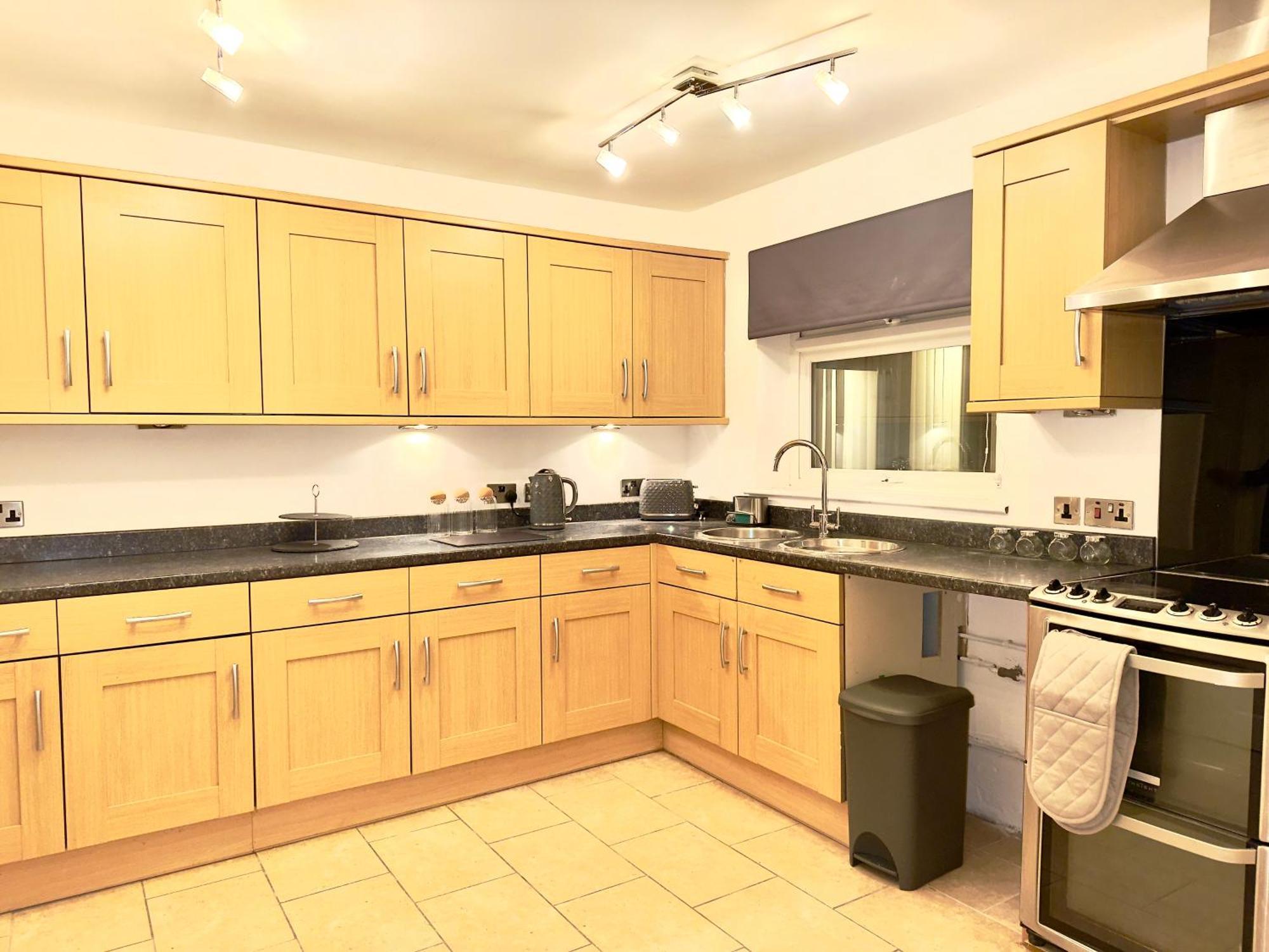 Rnm - Business Professionals Ready, Cost Effective For Large Stays! 3 Bedroom Lounge, Private Access & Entire Place, Kitchen & Washroom With Amenities, Smart Tv, Easy Access, Fast Wifi, Large Driveway, Great Transport Links, Near Worcester Hospital A 우스터 외부 사진