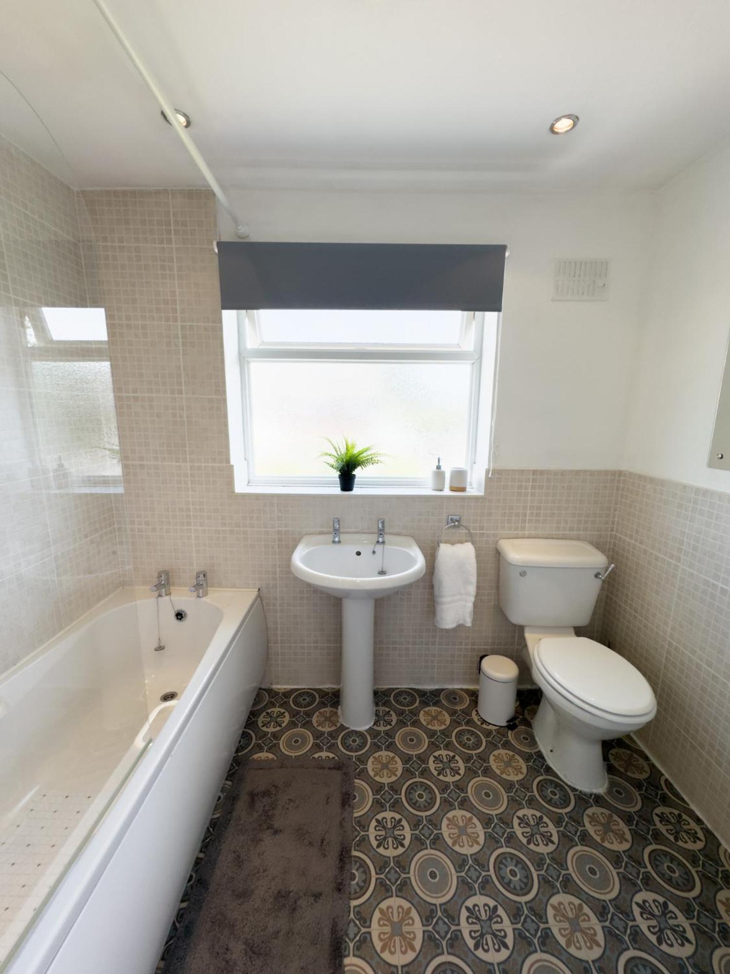 Rnm - Business Professionals Ready, Cost Effective For Large Stays! 3 Bedroom Lounge, Private Access & Entire Place, Kitchen & Washroom With Amenities, Smart Tv, Easy Access, Fast Wifi, Large Driveway, Great Transport Links, Near Worcester Hospital A 우스터 외부 사진